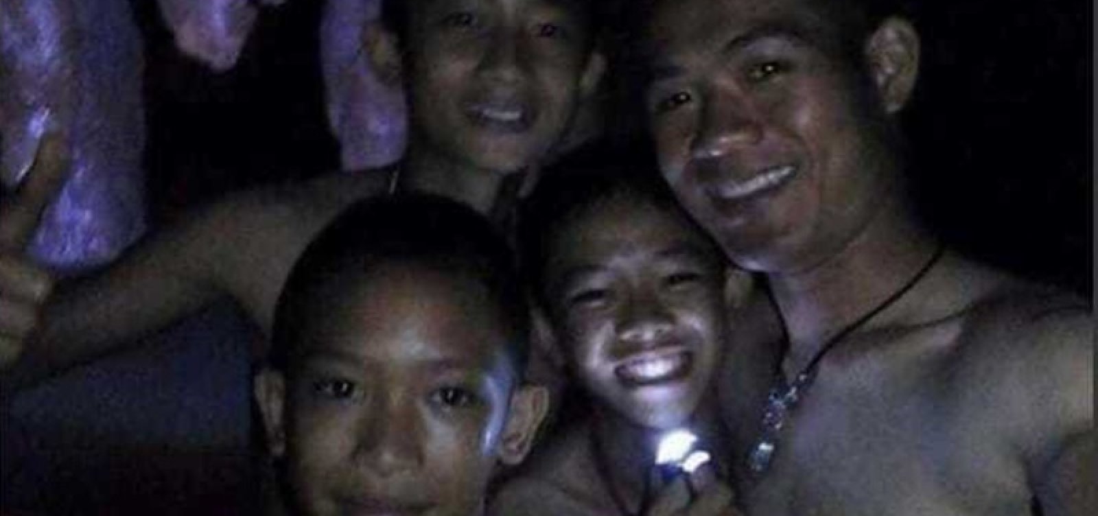 Doze crianças e o técnico de futebol são retirados de caverna na Tailândia