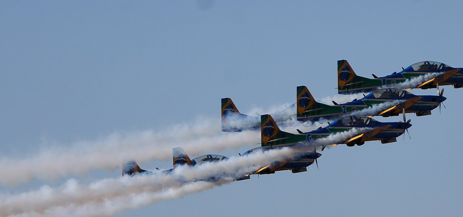 Esquadrilha da Fumaça se apresenta no Farol da Barra