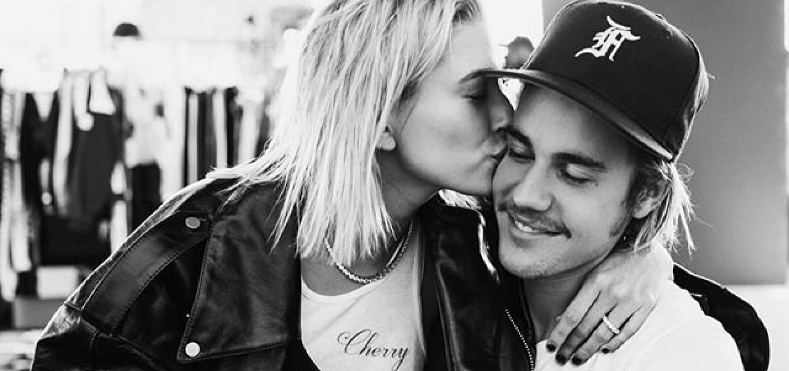 Justin Bieber pede Hailey Baldwin em casamento após um mês de namoro