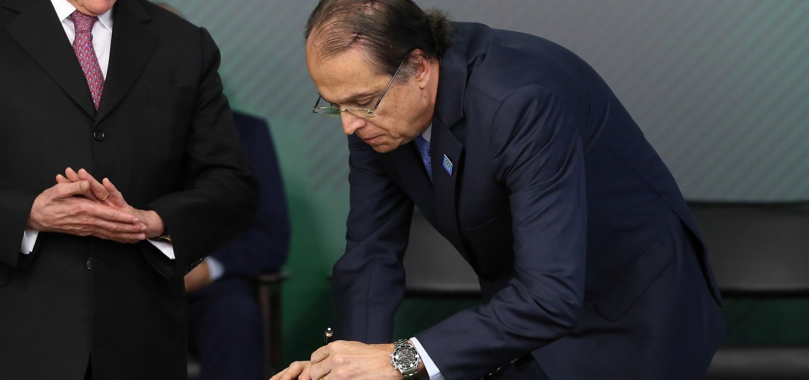 Ministro do Trabalho decide suspender contratos da pasta e demitir indicados políticos