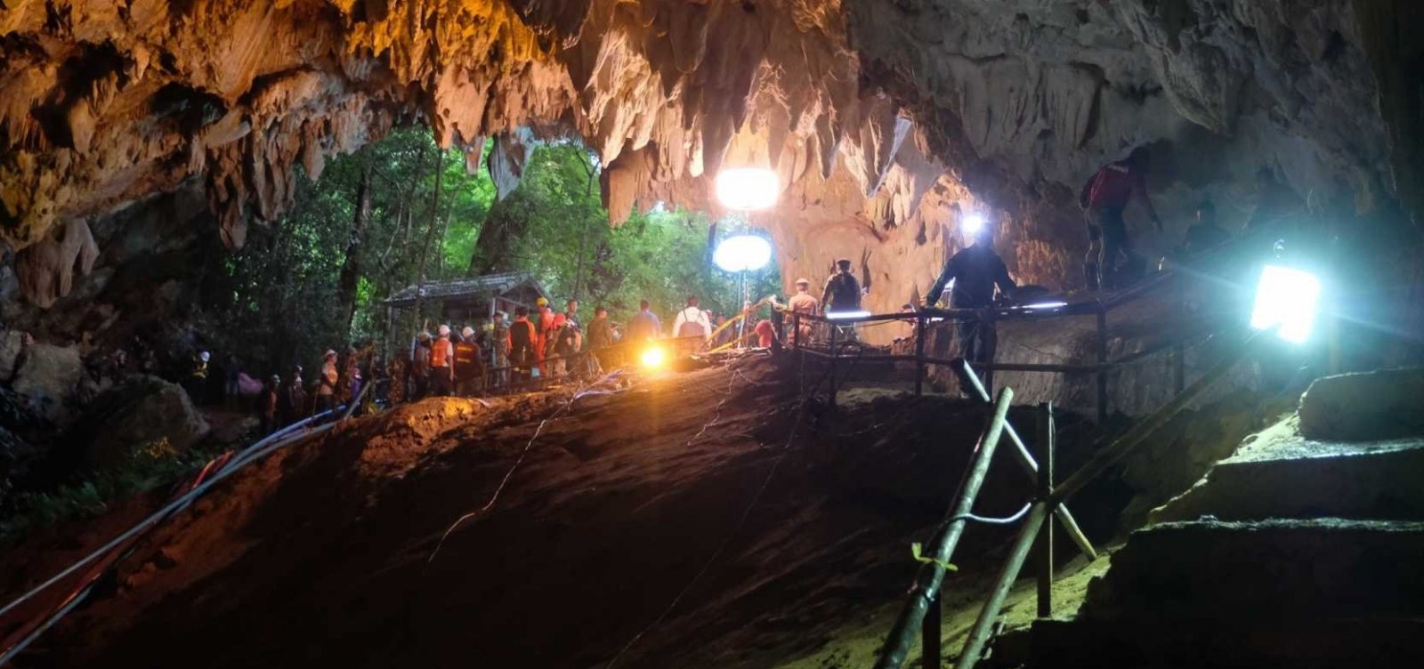Mergulhadores da Tailândia tiveram que deixar caverna às pressas após falha em bombas de água
