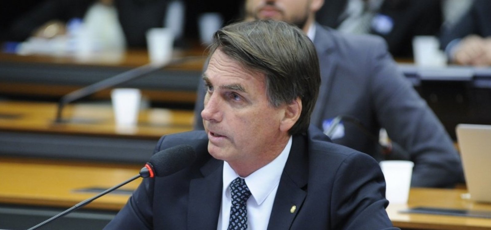Bolsonaro tem encontro com embaixador dos EUA e almeja reunião com Trump