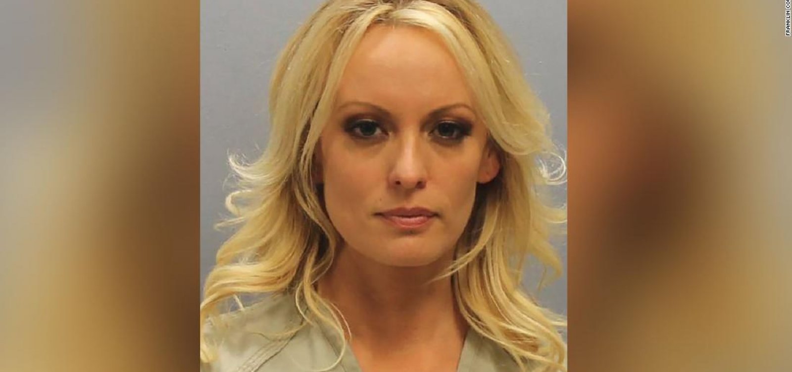 Atriz pornô que diz ter tido caso com Trump é solta após polícia admitir erro