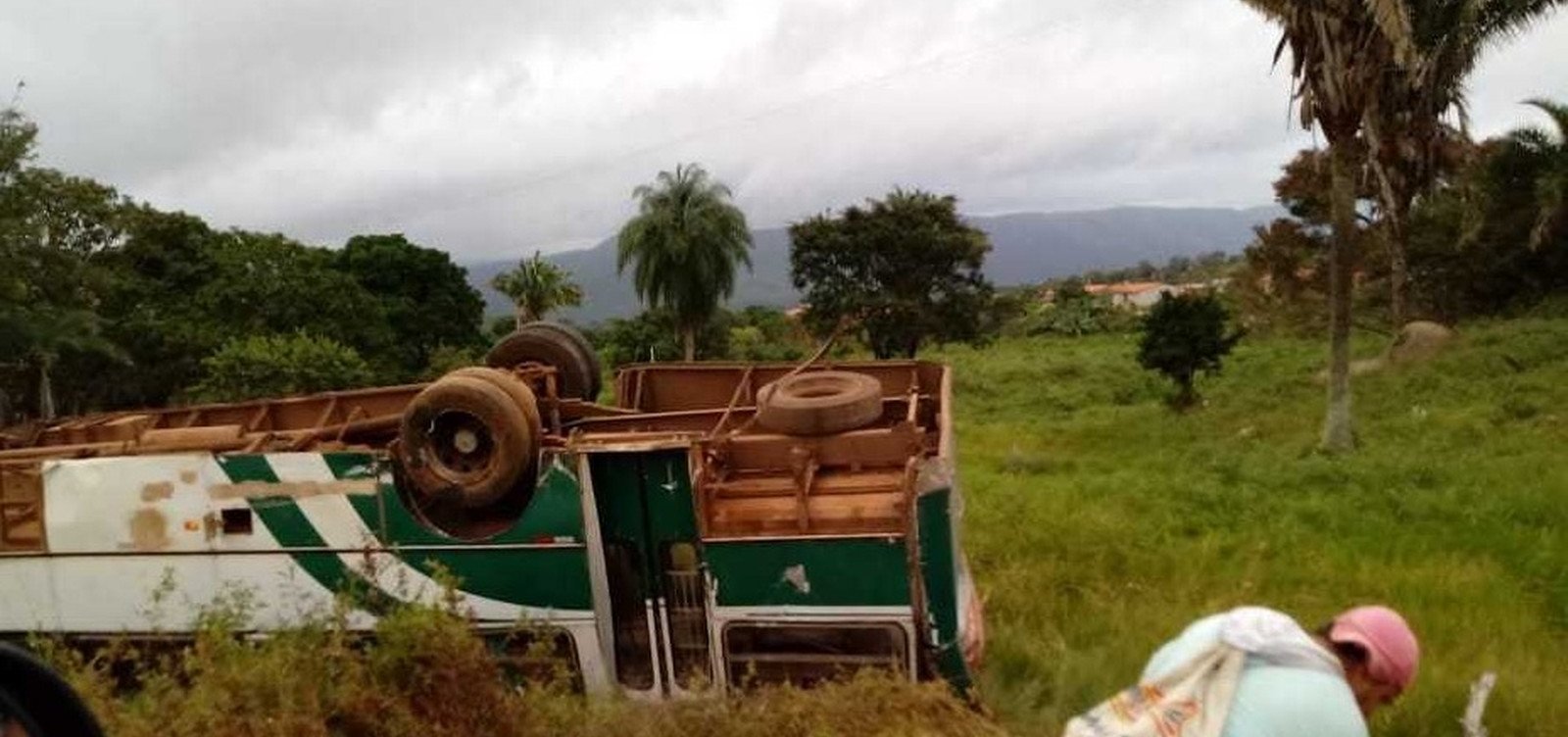 Batida entre ônibus e moto mata duas pessoas em rodovia no trecho de Pindobaçu