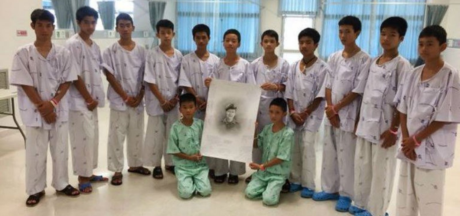 Meninos resgatados de caverna na Tailândia homenageiam mergulhador morto