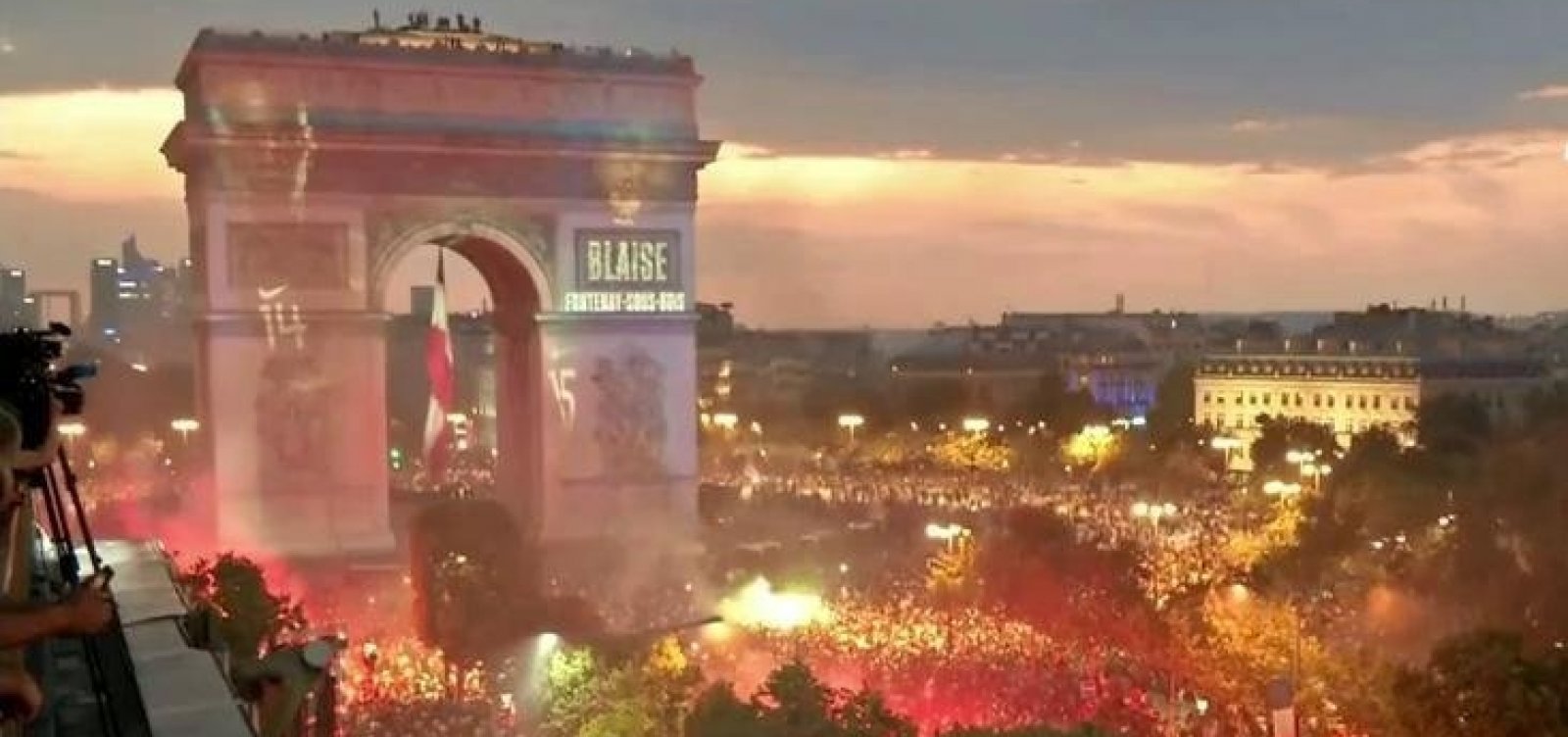 Paris vive dia de festa após título mundial; polícia registra atos de vandalismo