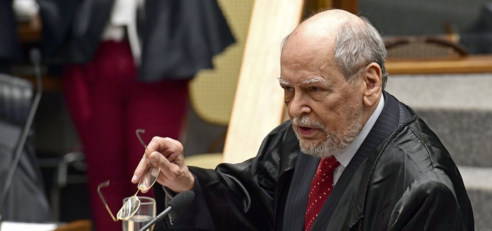 Ex-presidente do STF terá reunião com Lula para decidir se continua em defesa do petista 