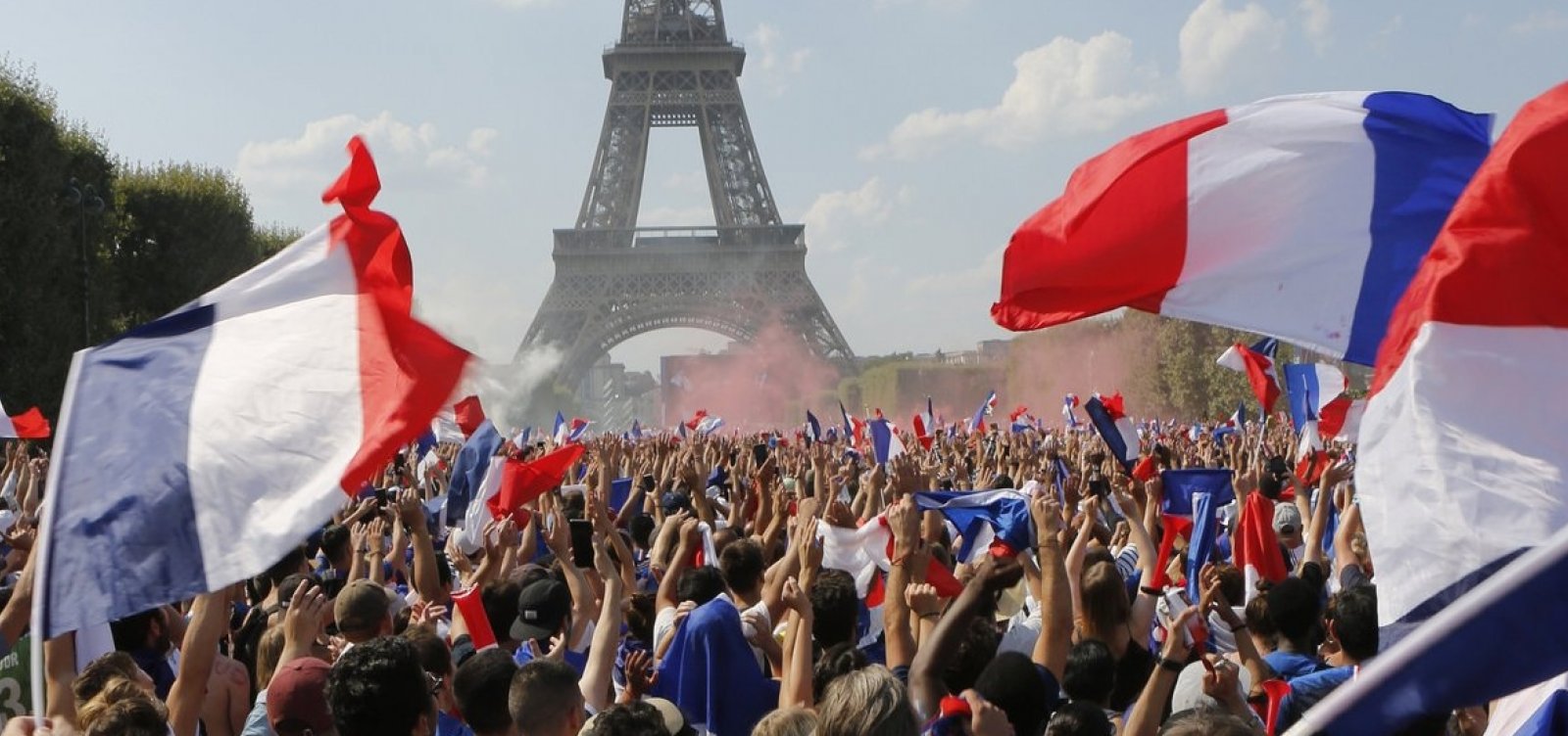 Festa do título da França tem dois mortos e quase 300 detidos