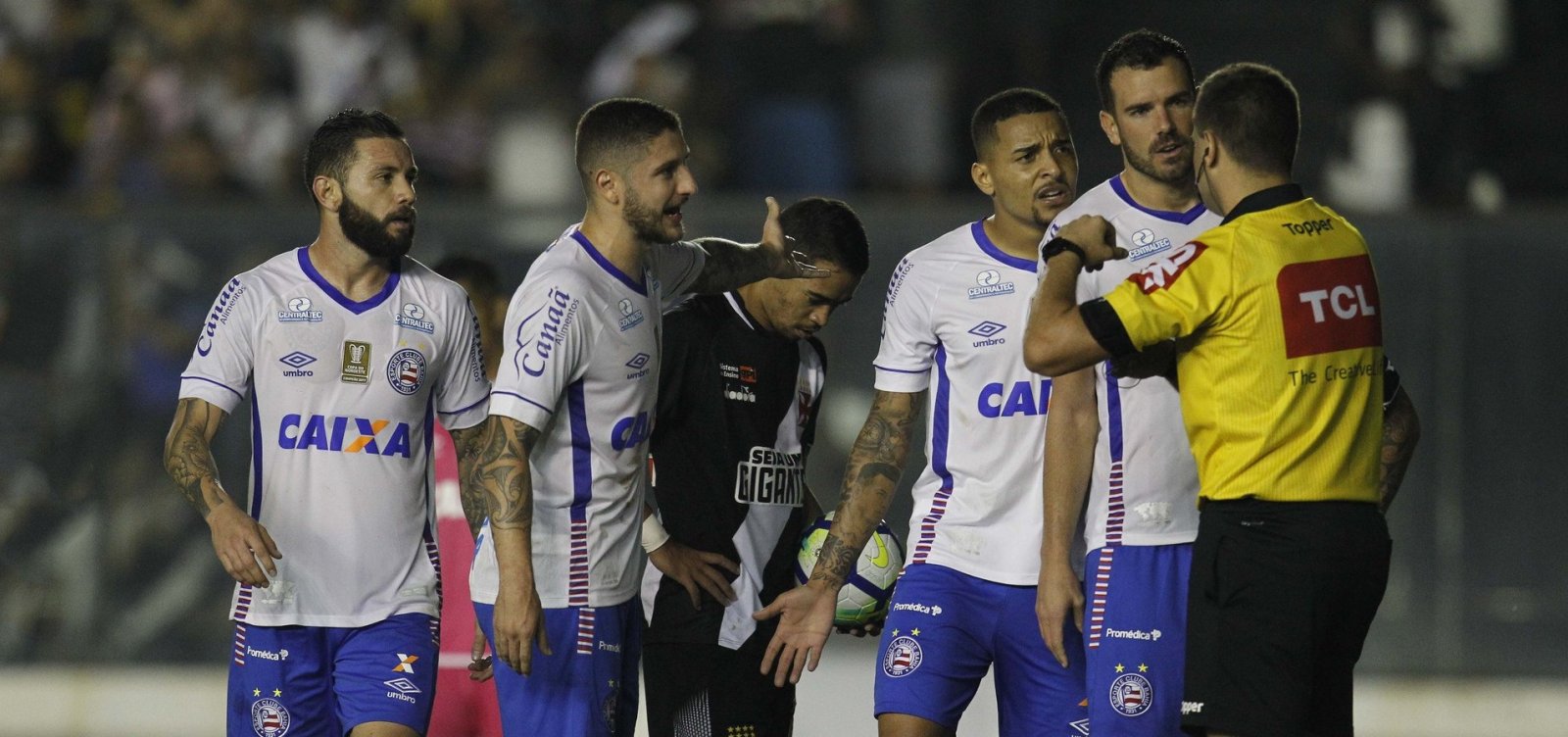 Bahia perde para o Vasco, mas avança na Copa do Brasil; arbitragem rouba a cena