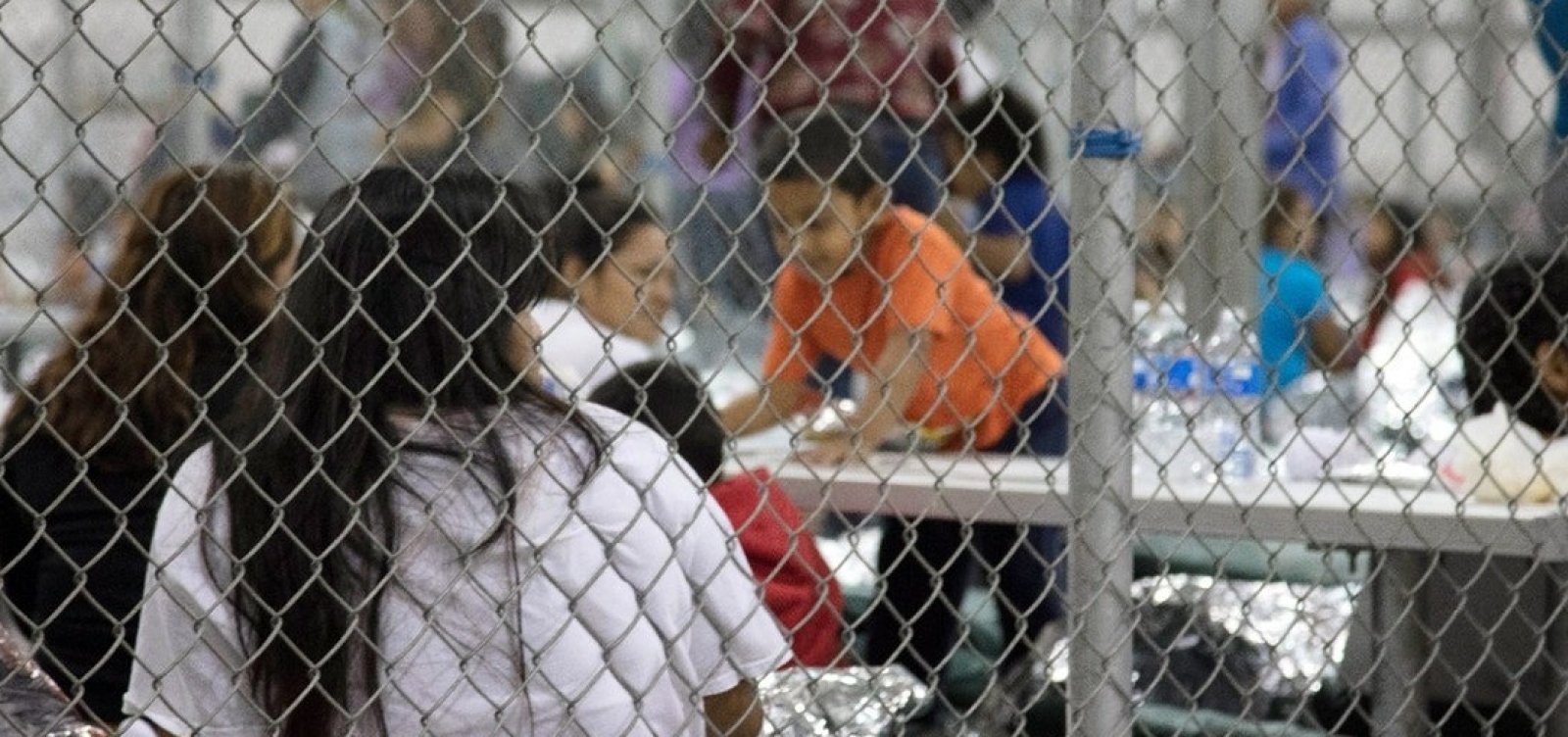 Juiz nos EUA suspende deportação de famílias migrantes reunidas