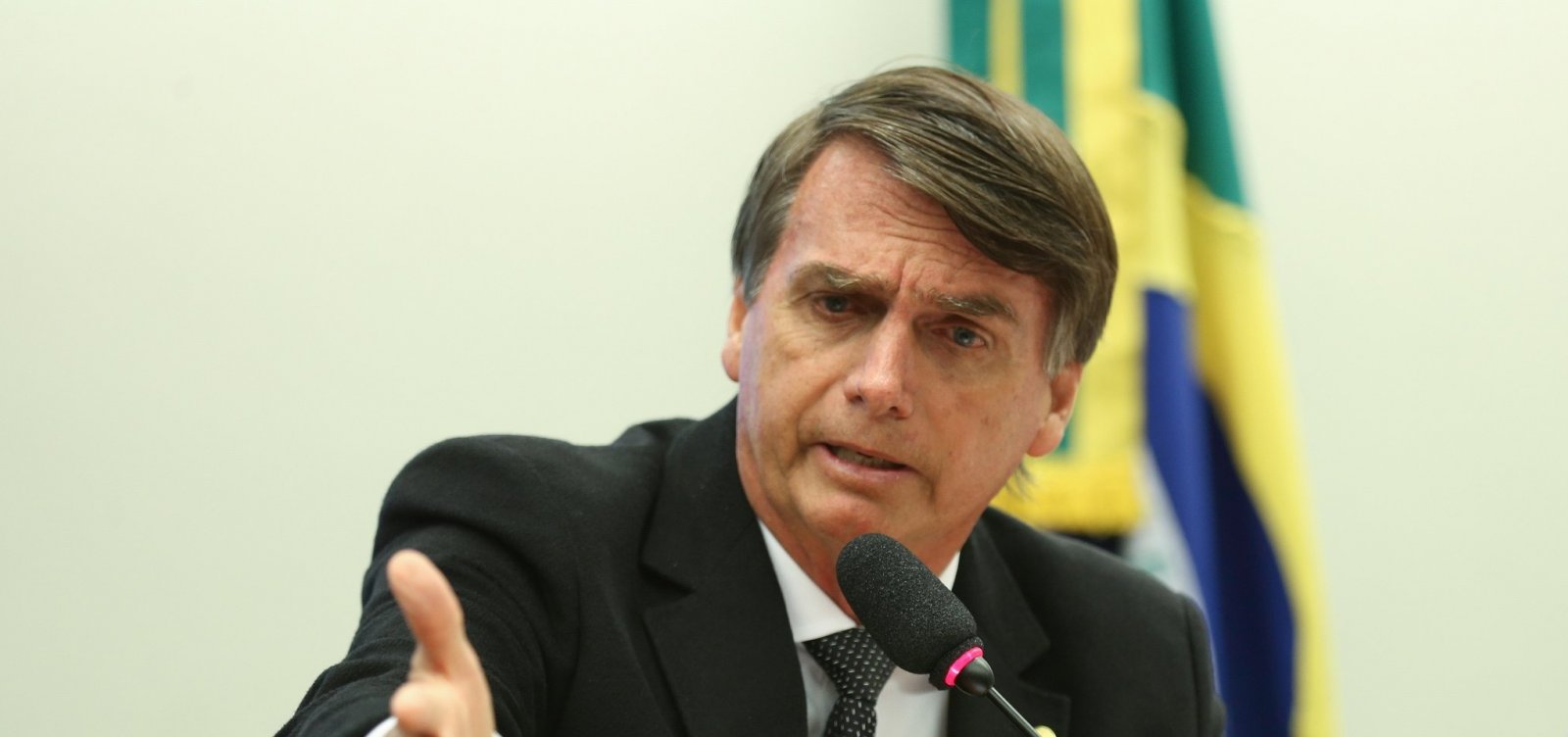 Bolsonaro diz que 'muito possivelmente' vai anunciar general como vice
