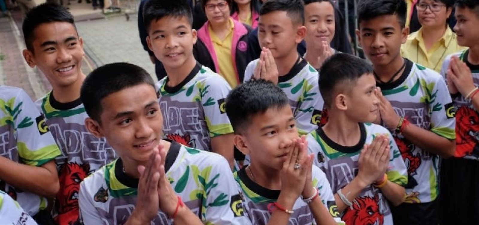 Meninos da Tailândia relatam que tentaram 'não pensar em comida': 'Bebíamos a água que caía das pedras'