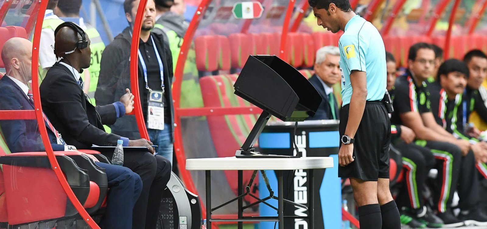 'Extremamente satisfeita', diz Fifa sobre árbitro de vídeo na Copa