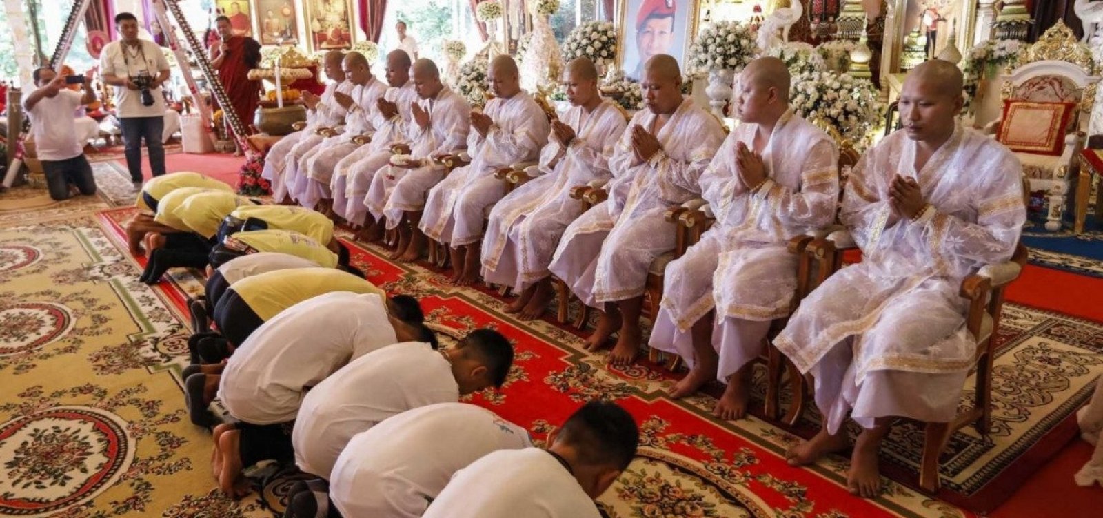 ‘Javalis Selvagens’ visitam templo budista para agradecer recuperação 