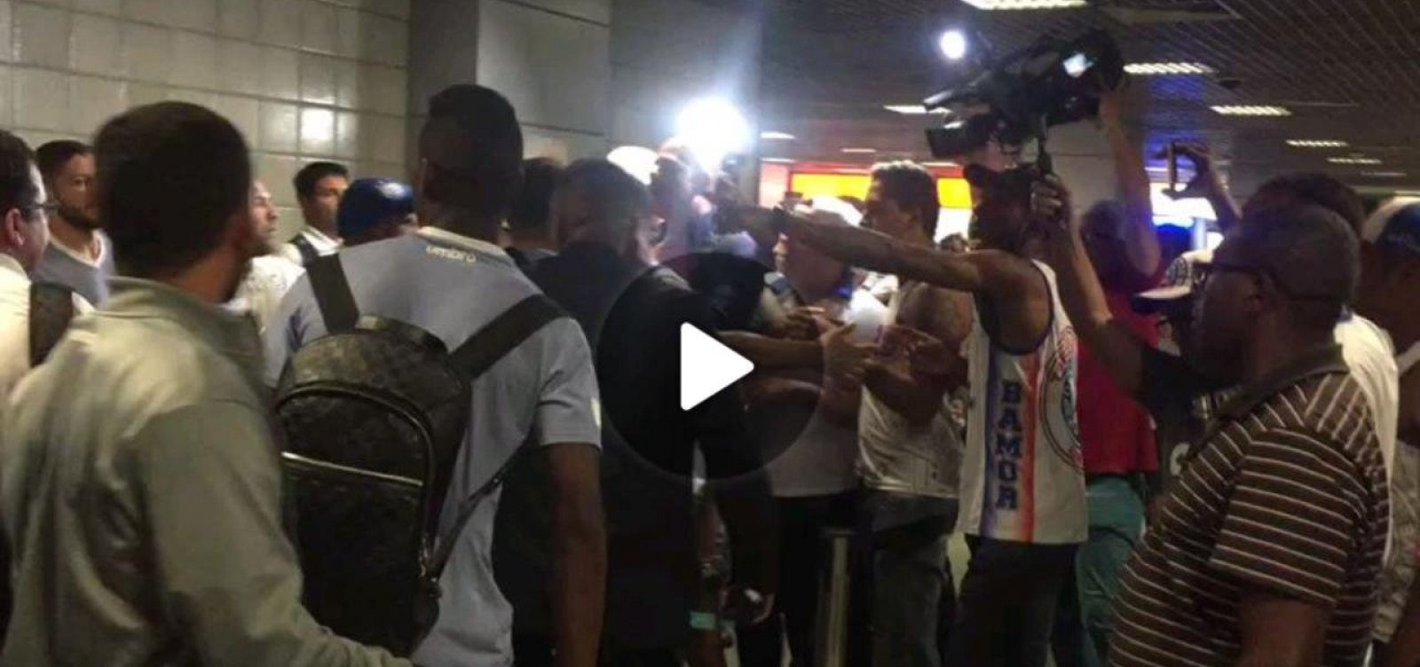 Jogadores do Bahia são agredidos por torcedores em aeroporto; veja vídeo