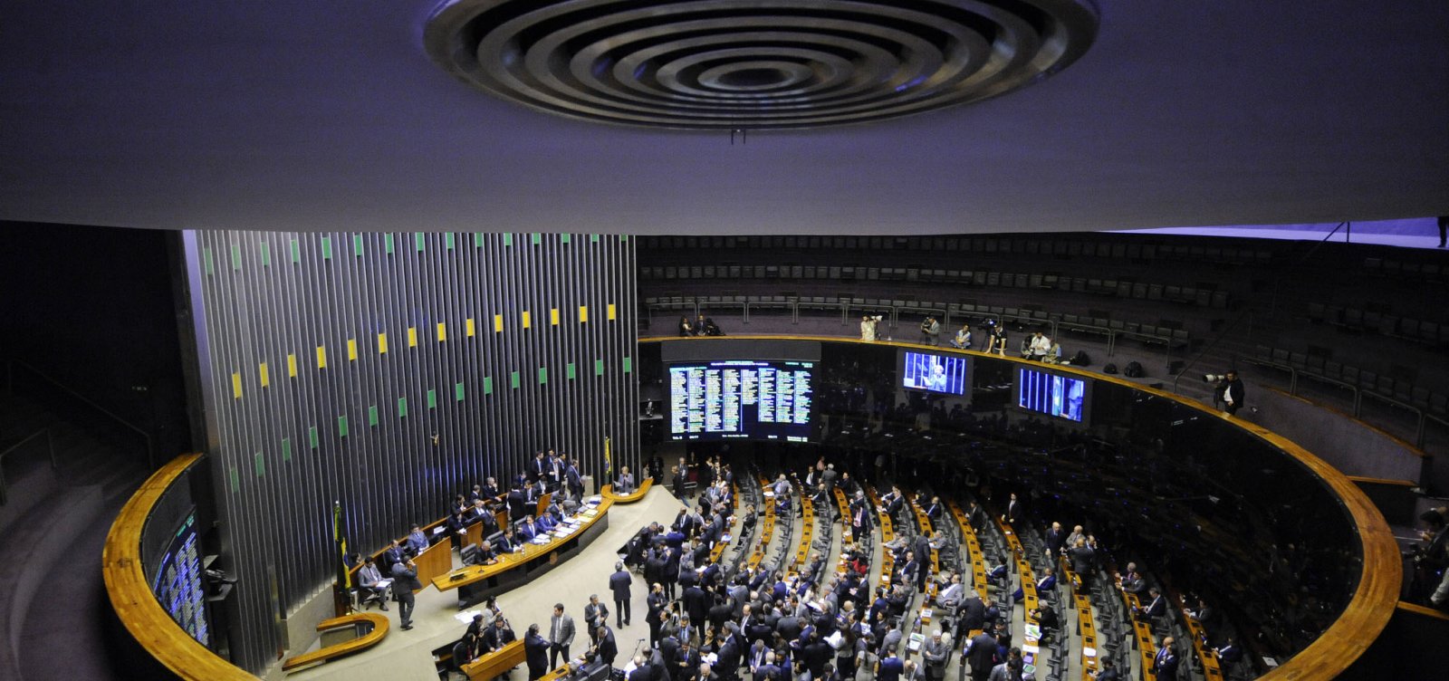 Um em cada seis congressistas gasta cota com doador, diz jornal