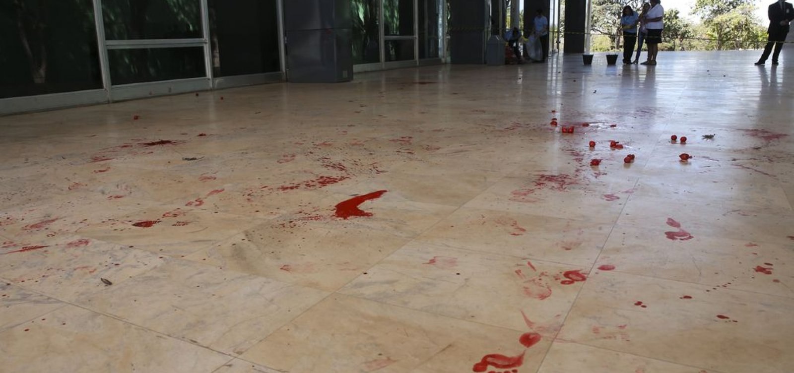 Manifestantes jogam tinta vermelha em entrada do STF em ato pró-Lula