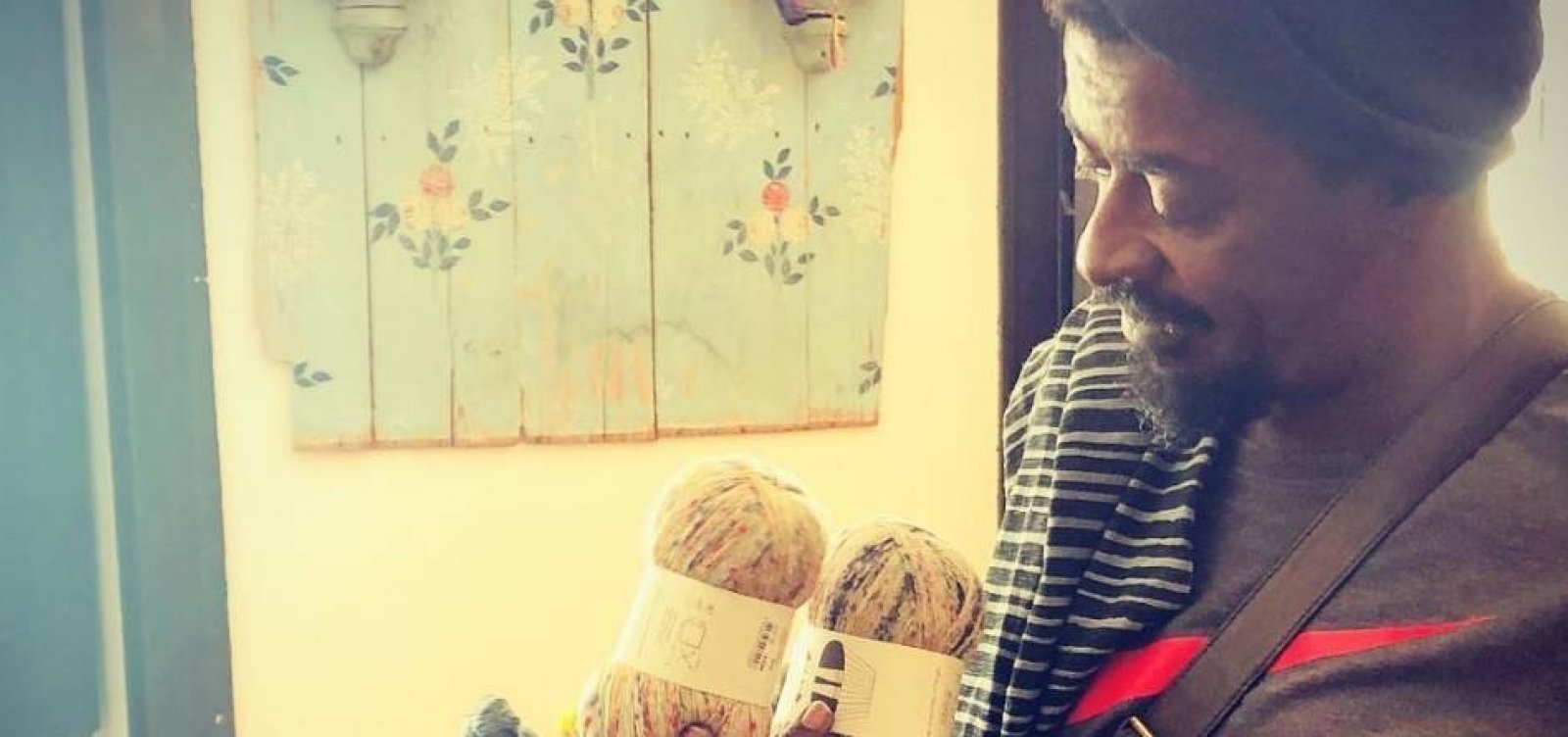 Seu Jorge cria perfil para dar dicas de tricô e crochê: 'Deixa eu tricotar'