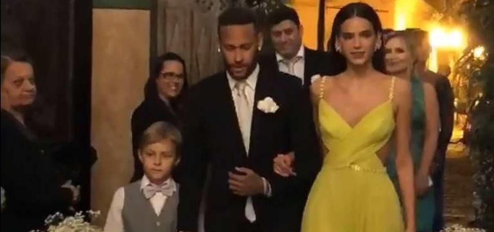 Brumar no altar: casal apadrinha casamento e amigos especulam: 'É o próximo'