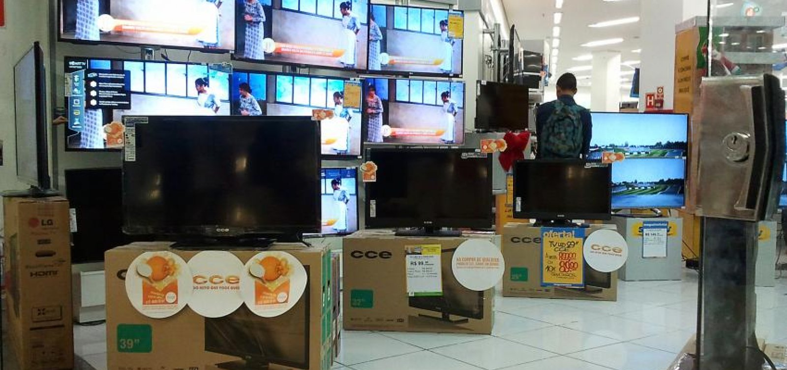 Confiança do consumidor brasileiro retoma tendência de alta, diz coluna