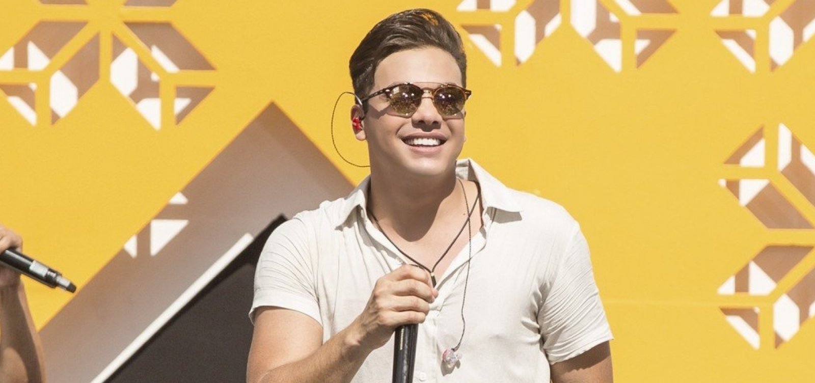 Homem joga cerveja no palco e bate boca com Safadão: 'Estava muito valente', diz cantor