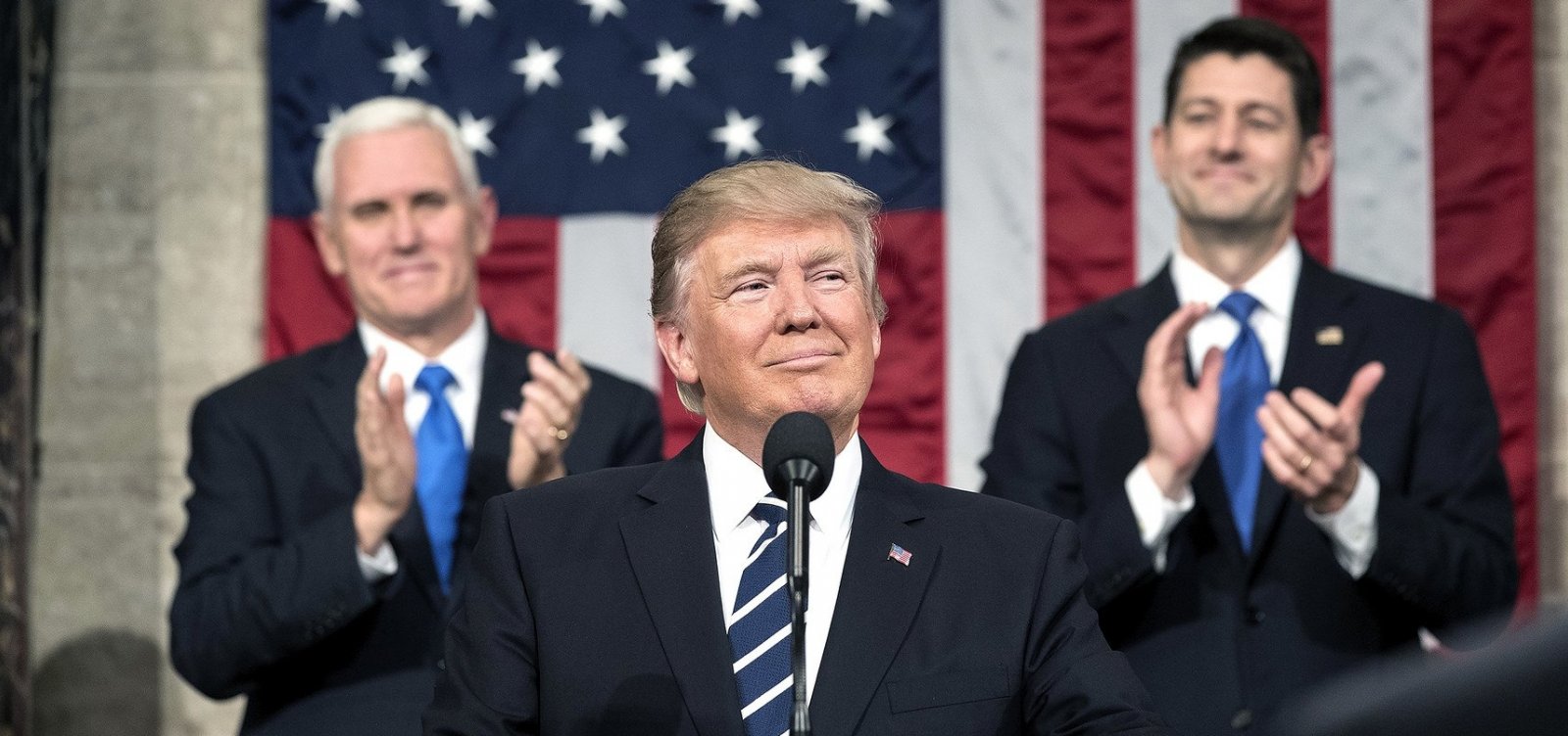 No dia do julgamento de ex-chefe de campanha, Trump diz que 'coluio não é crime'