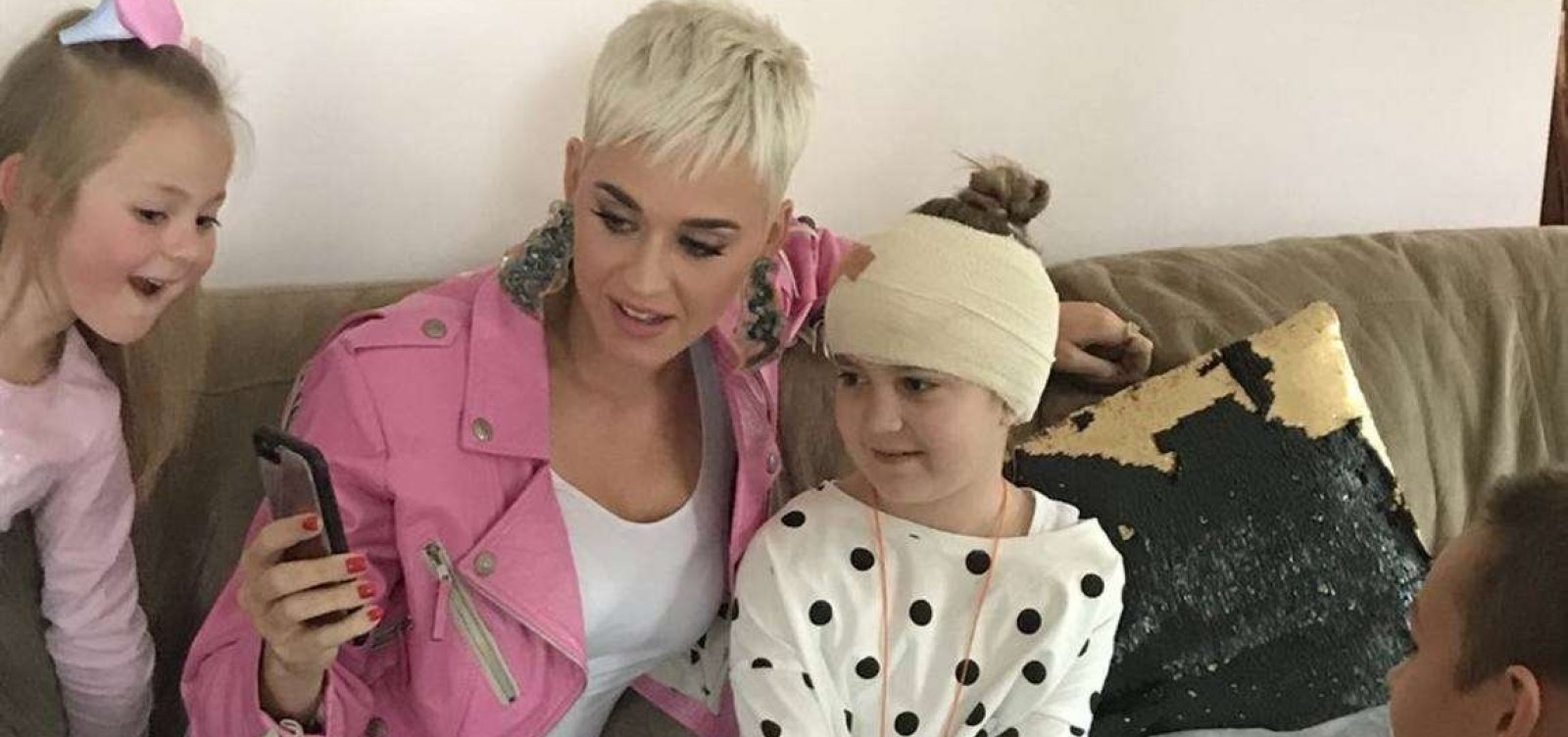 Katty Perry visita fã de 8 anos que não foi a show por causa de tumor no cérebro