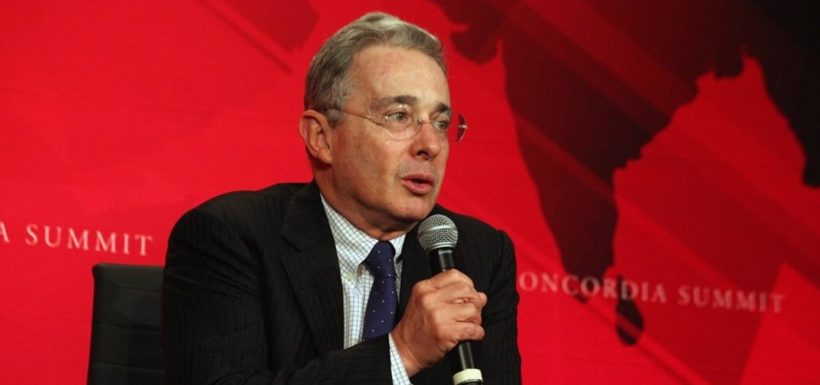 Uribe desiste de renunciar ao Senado da Colômbia