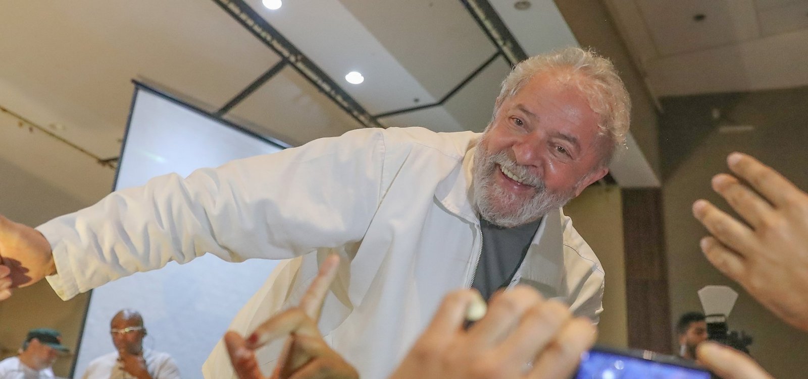 PT deve apresentar Lula como candidato na TV mesmo que TSE decida contra