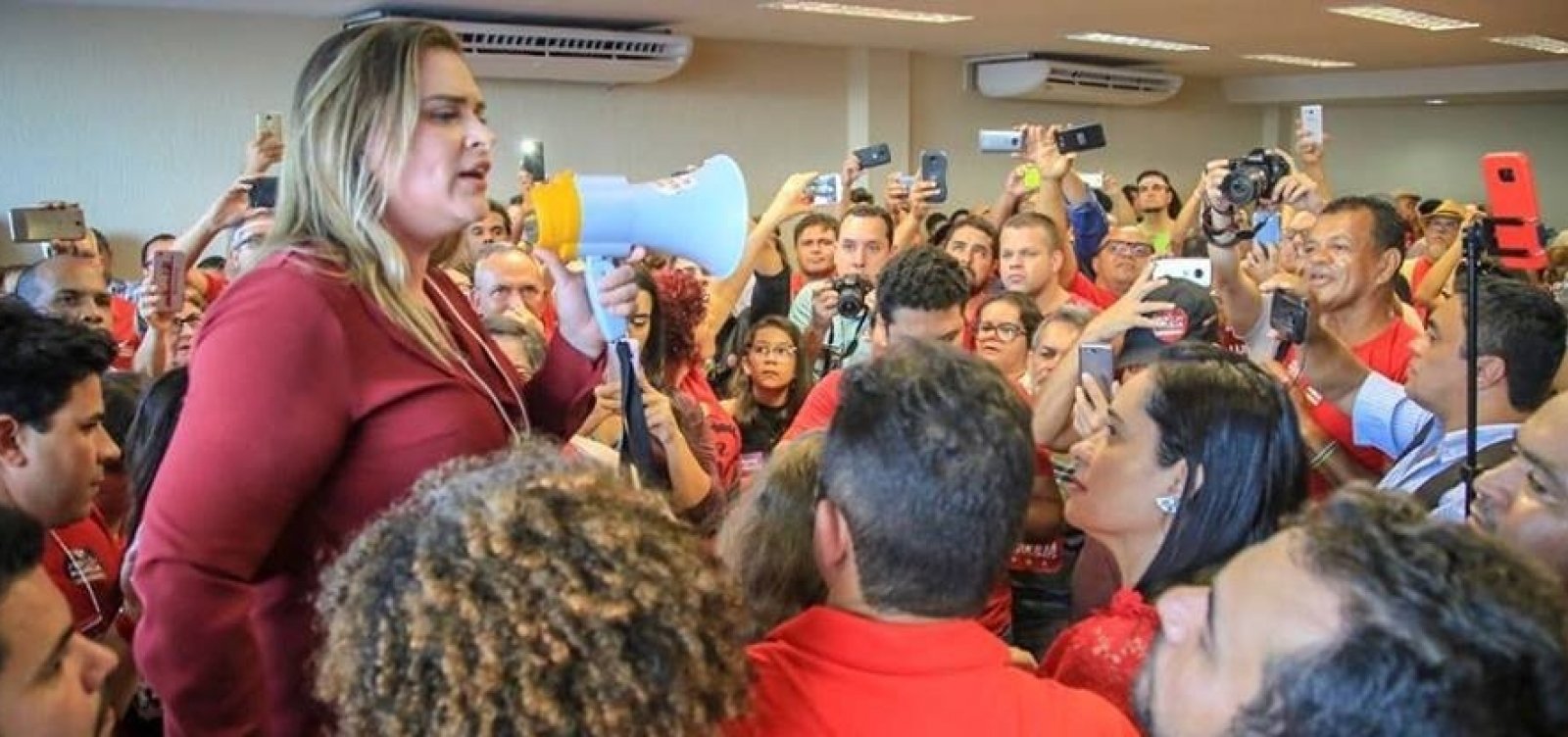 PT de Pernambuco aprova candidatura de Marília Arraes