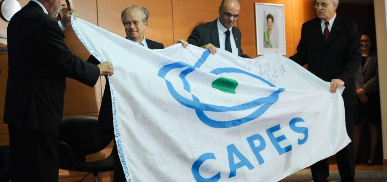 Ministros se encontram para tentar resolver verba da Capes para 2019
