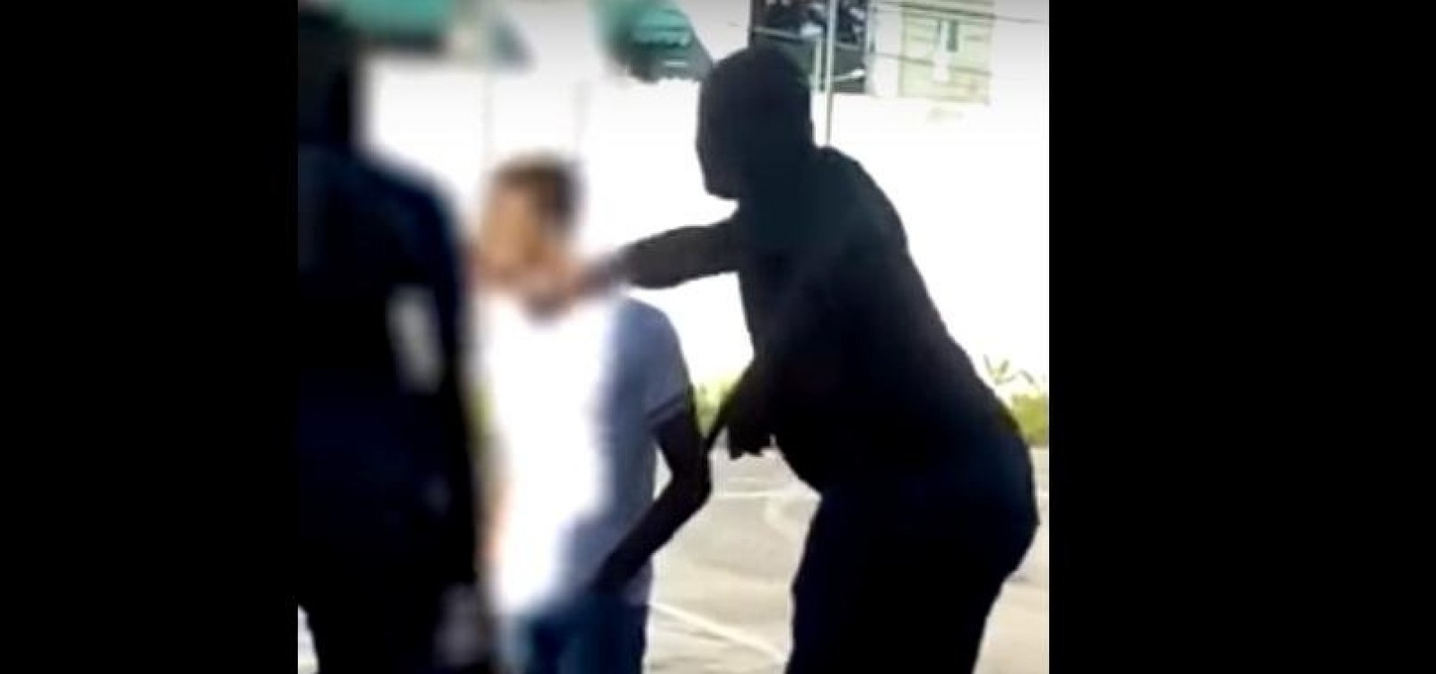 Vice-diretor de escola pública agride aluno com soco no rosto