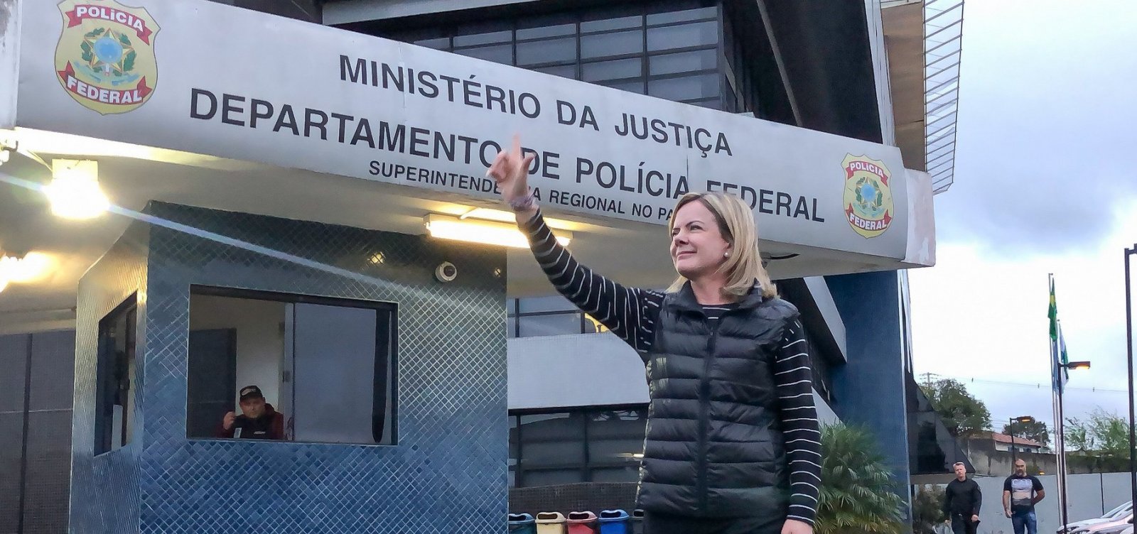 Após visitar Lula, presidente do PT diz que Manuela e Ciro são opções de vice
