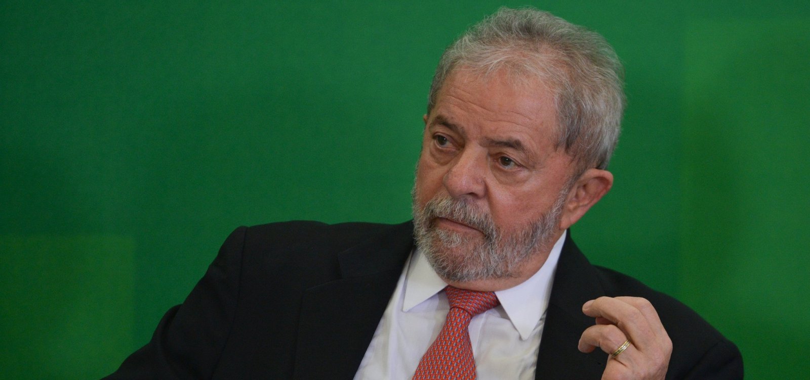 'Querem vetar o direito do povo de escolher o próximo presidente', diz Lula em carta ao PT