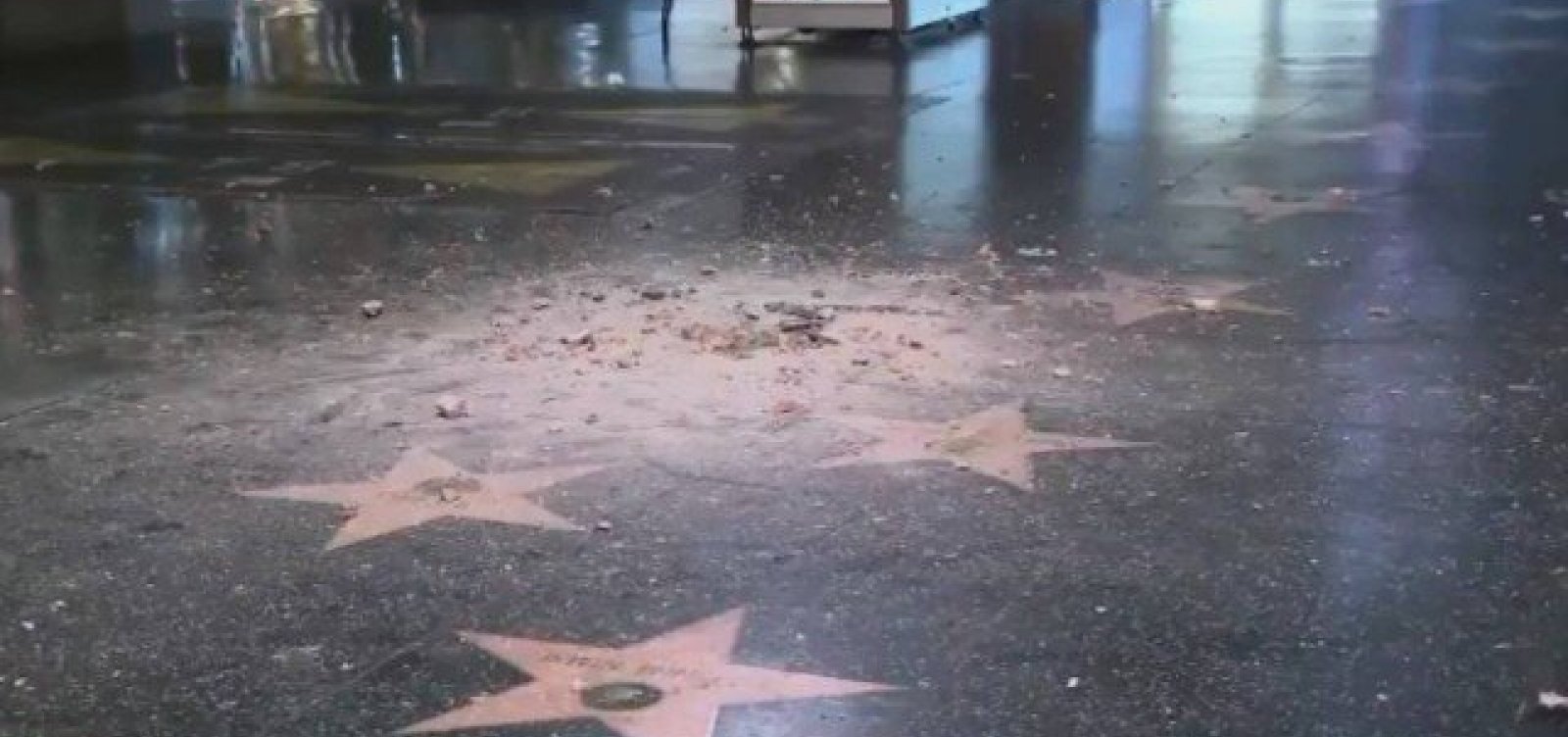 Prefeitura recomenda remoção da estrela de Donald Trump da Calçada da Fama