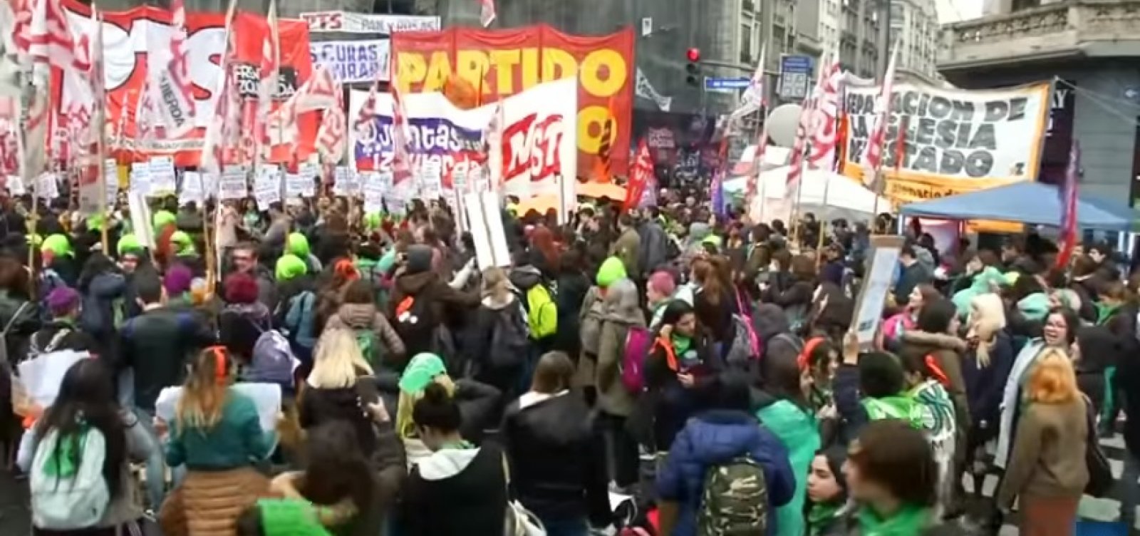Senado derruba lei do aborto na Argentina