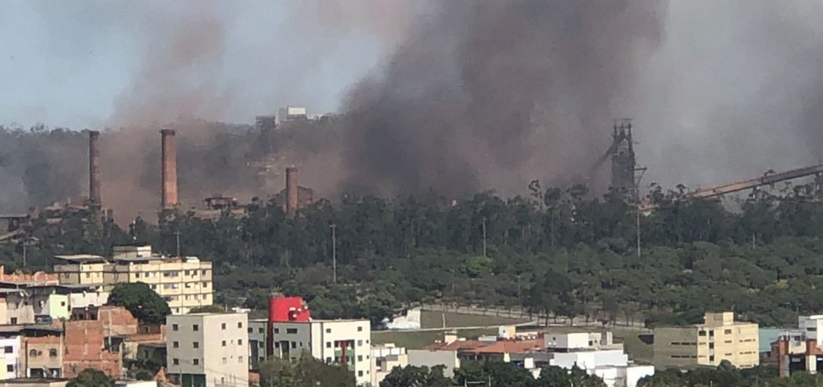 Explosão em usinas siderúrgicas de Minas Gerais deixa feridos