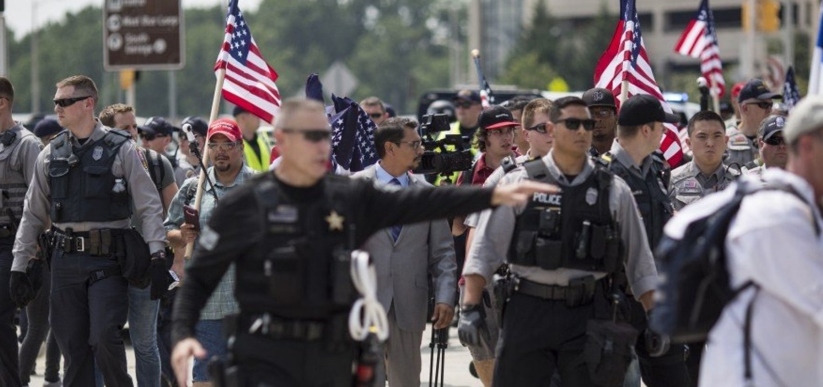 Manifestantes supremacistas fazem ato em frente à Casa Branca