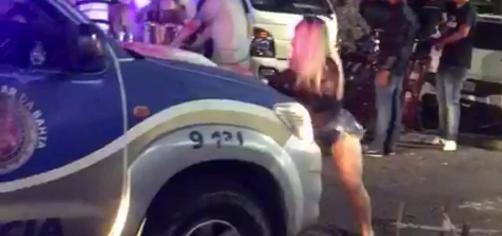 Mulher é flagrada dançando em frente à viatura da PM no Itaigara; veja