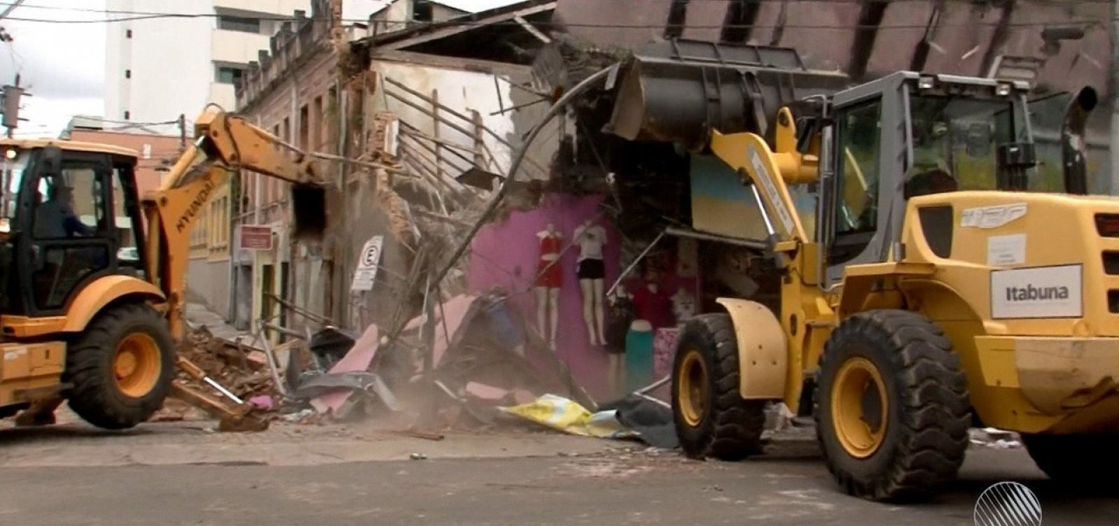 Itabuna: prédio que abrigaria shopping é demolido 