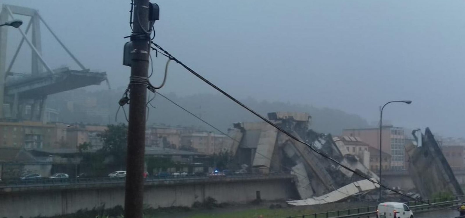 Ponte cai na em Gênova, na Itália, e deixa 'dezenas de mortos'