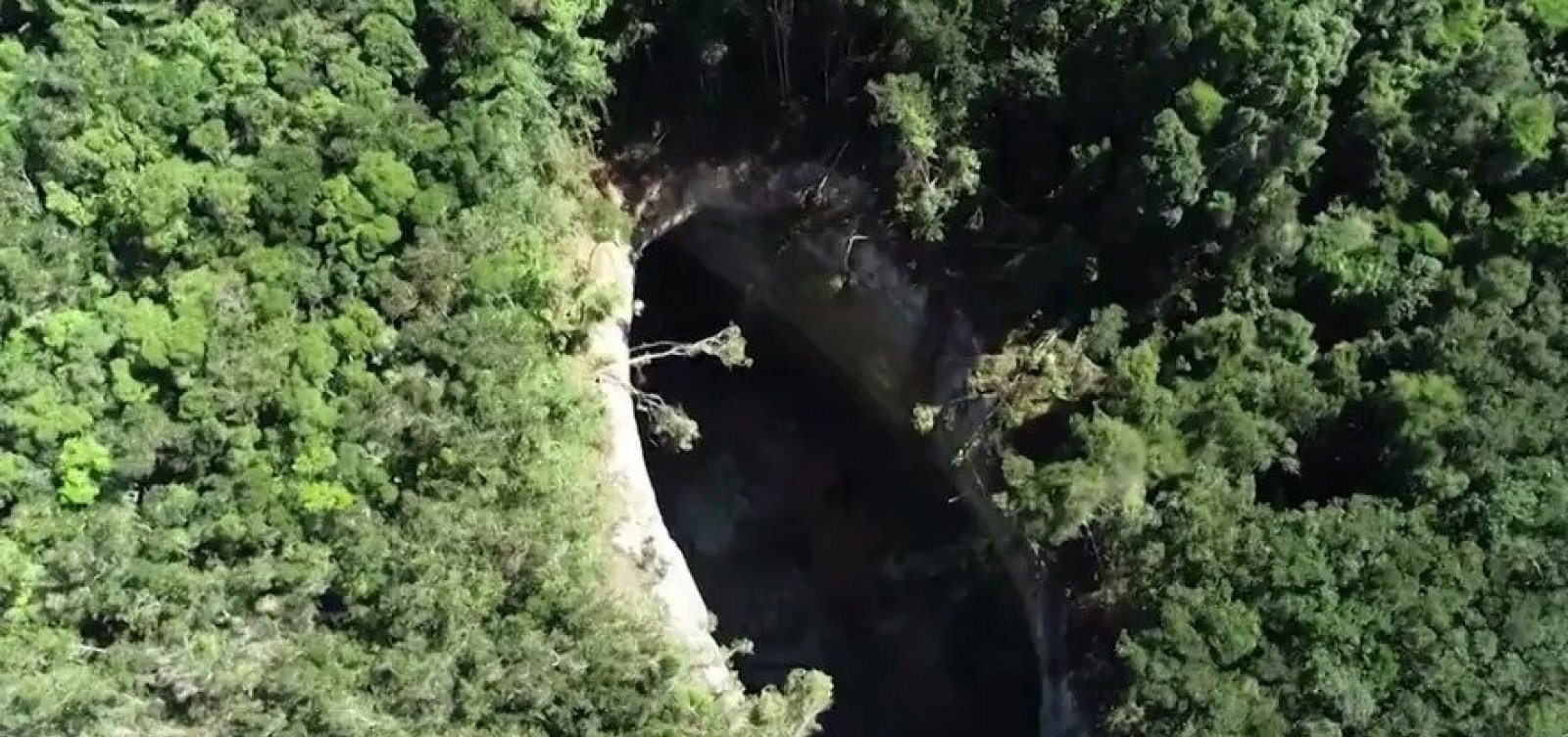 Cratera na Bahia aumenta e chega a quase 78 metros de comprimento