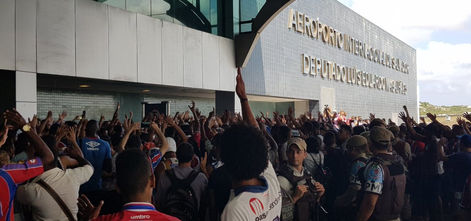 Torcida do Bahia faz festa em aeroporto durante embarque para decisão na Copa do Brasil