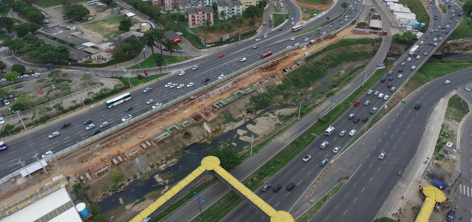 Motorista é indenizado em mais de R$ 30 mil após acidente em estrutura do metrô na Paralela