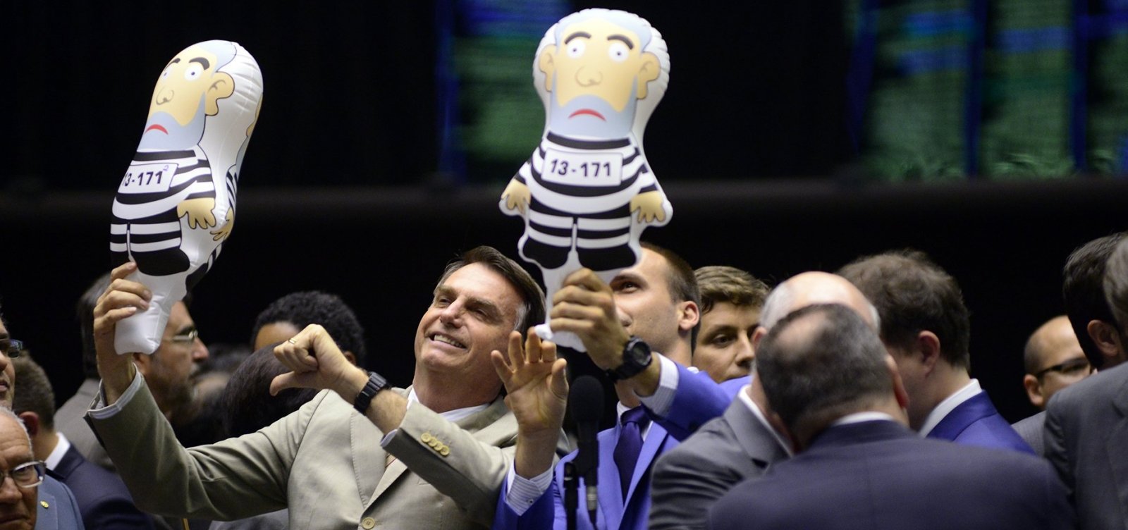 Bolsonaro entra com pedido no TSE para impugnar candidatura de Lula