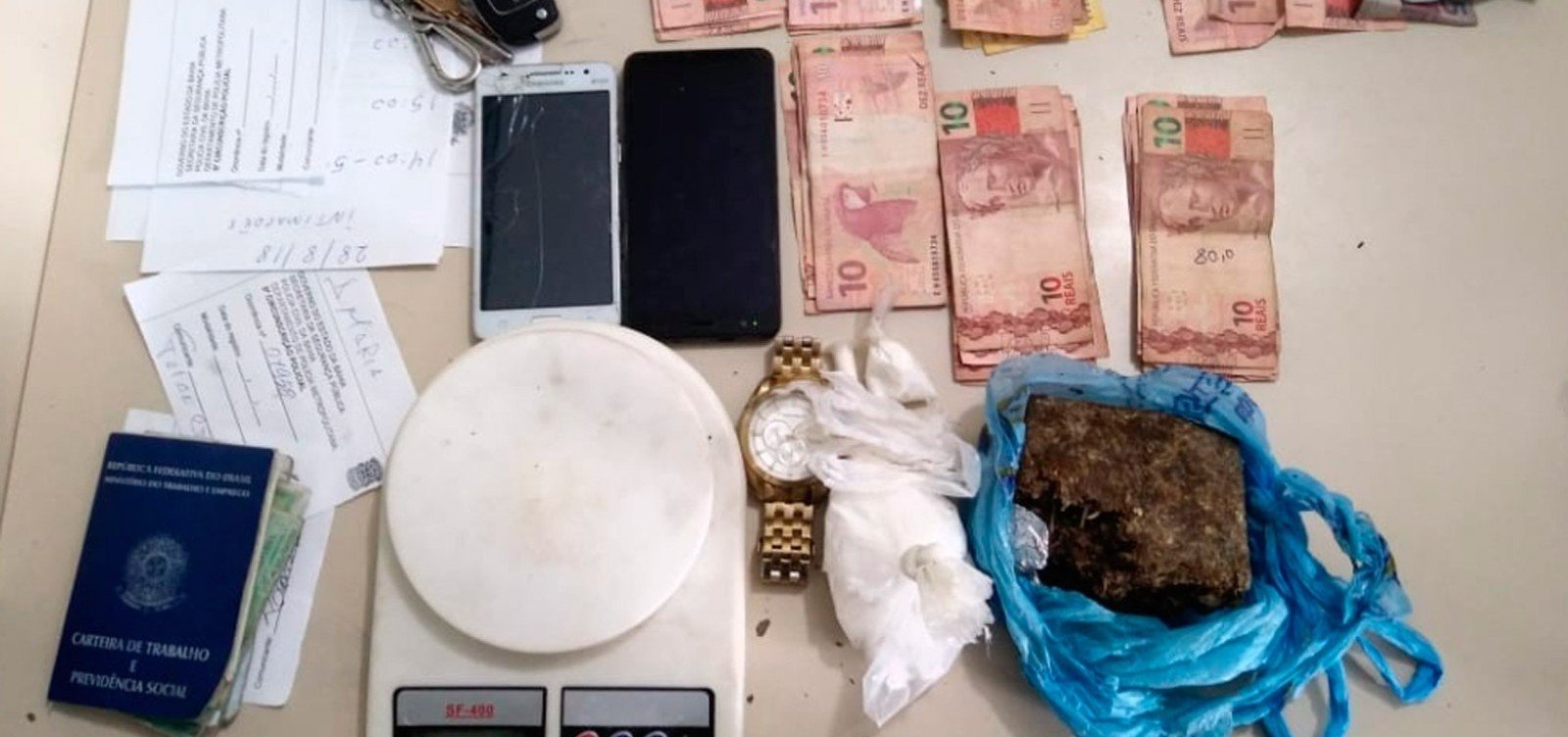 Com drogas escondidas em marcha do carro, falso motorista de aplicativo e comparsa são presos