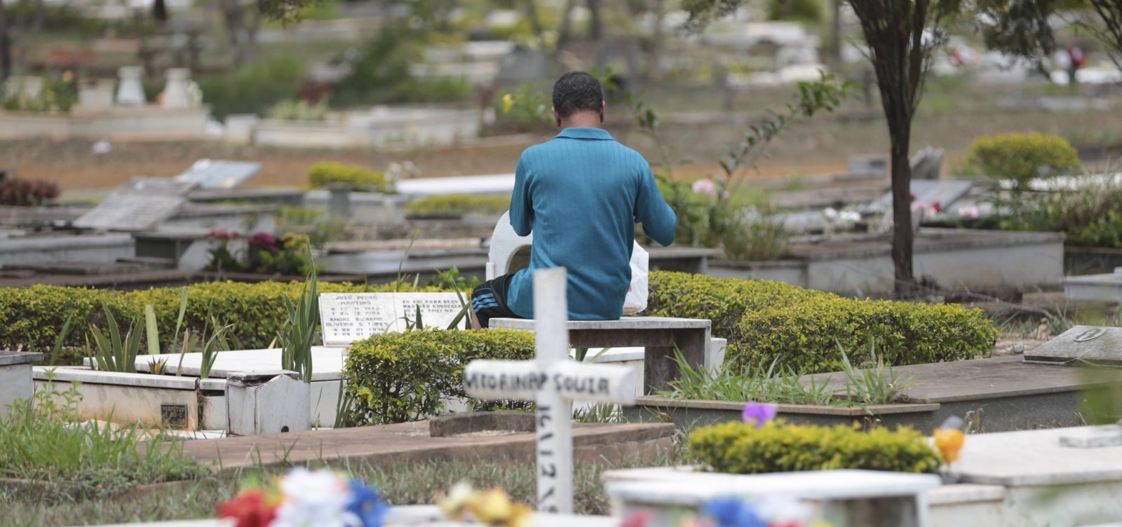 Grupo protesta contra falta de vagas em cemitérios de Salvador