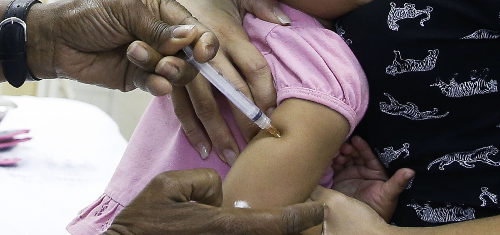 Postos de saúde abrem amanhã para vacinação contra sarampo e poliomielite