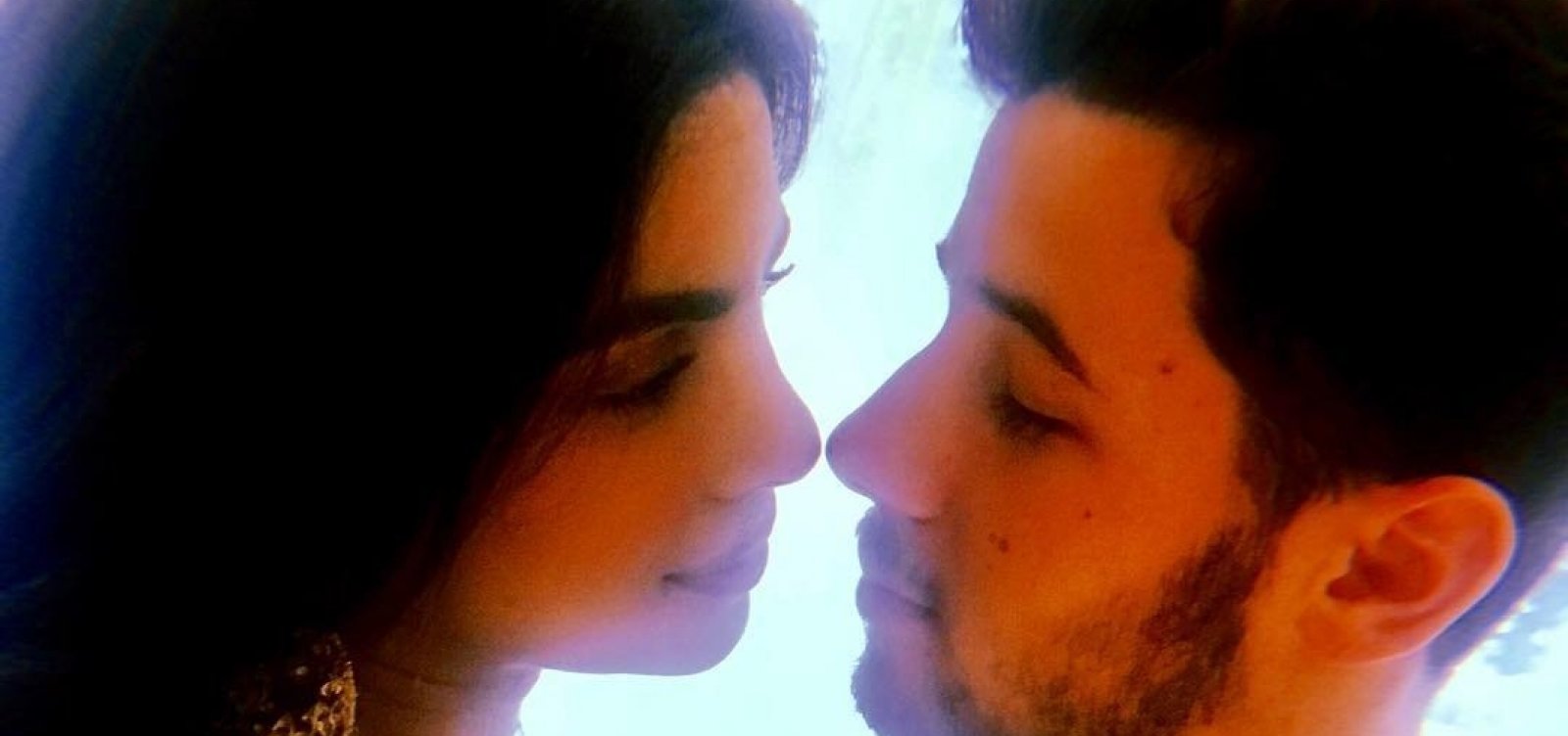 Nick Jonas e Priyanka Chopra oficializam noivado