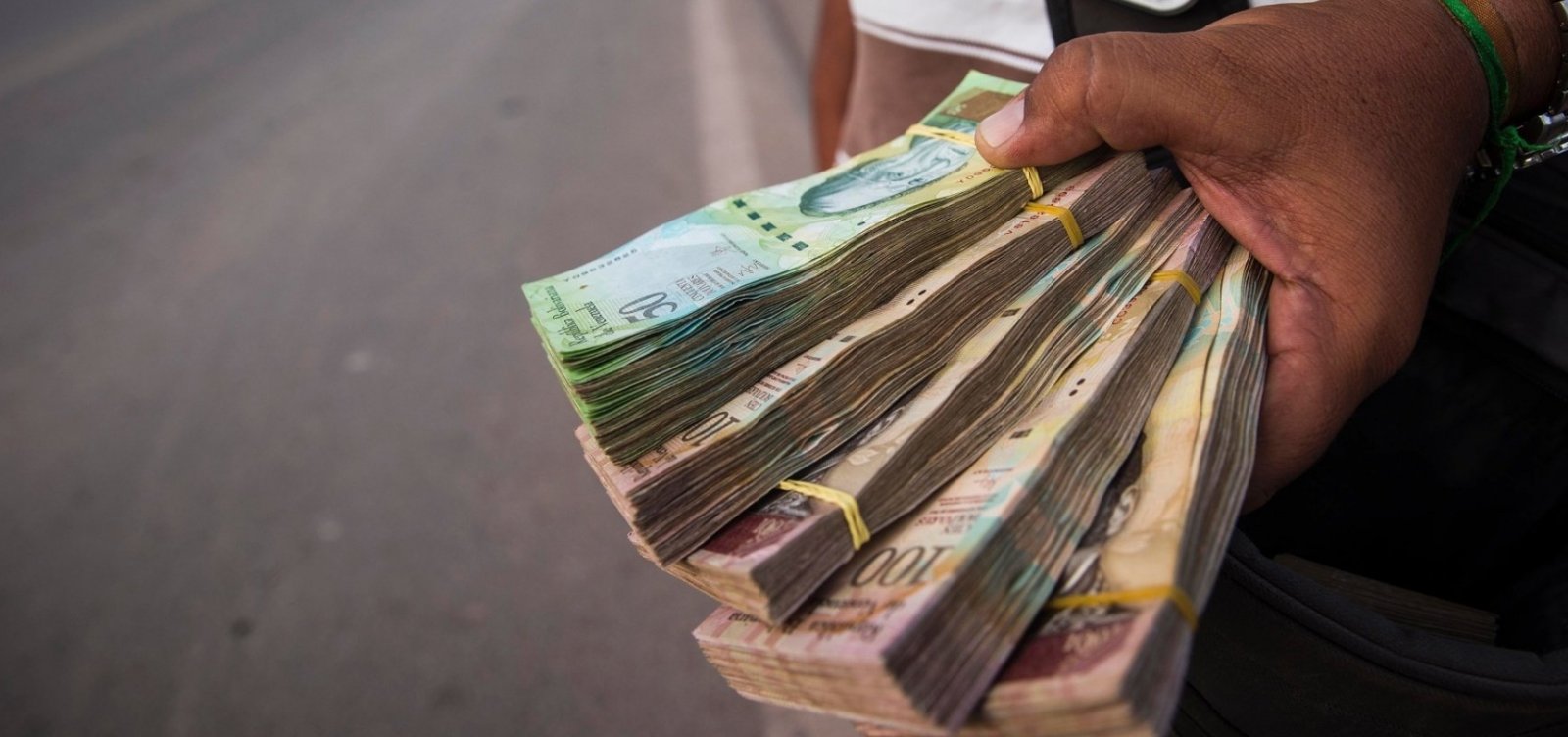 Venezuela corta cinco zeros das notas de dinheiro e lança pacote